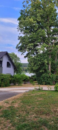 Blick von der Terasse auf den Stausee