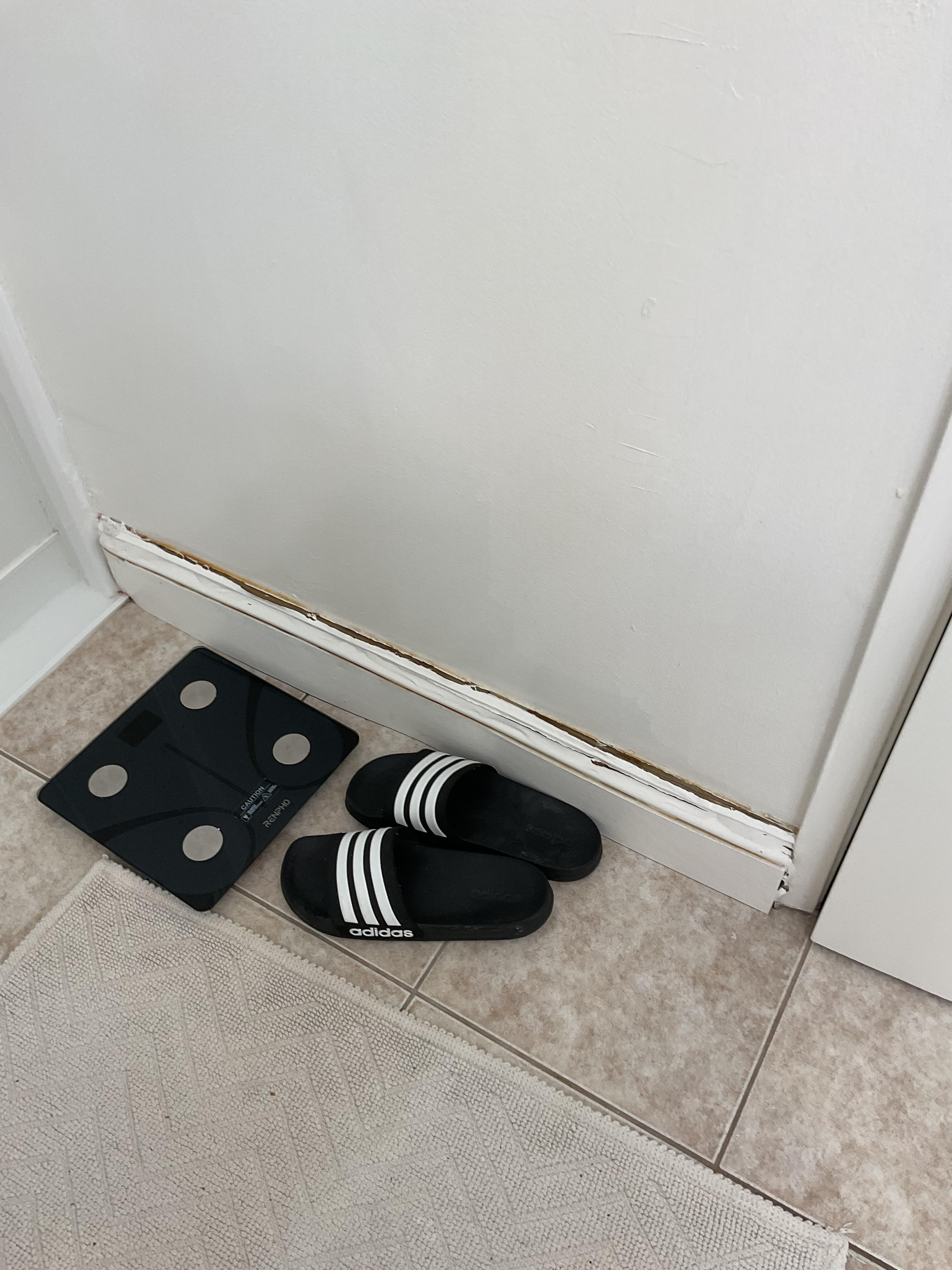 Master bath moldings need to be fixed. 