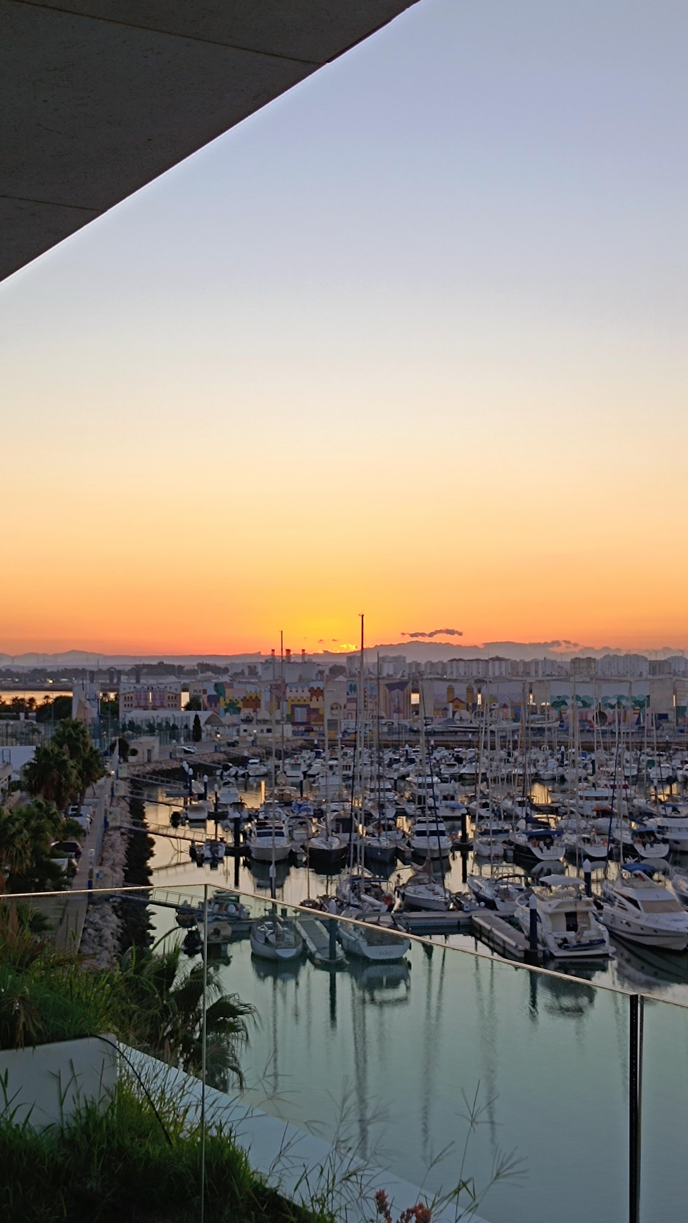 Erster Kaffe bei Sonnenaufgang. 