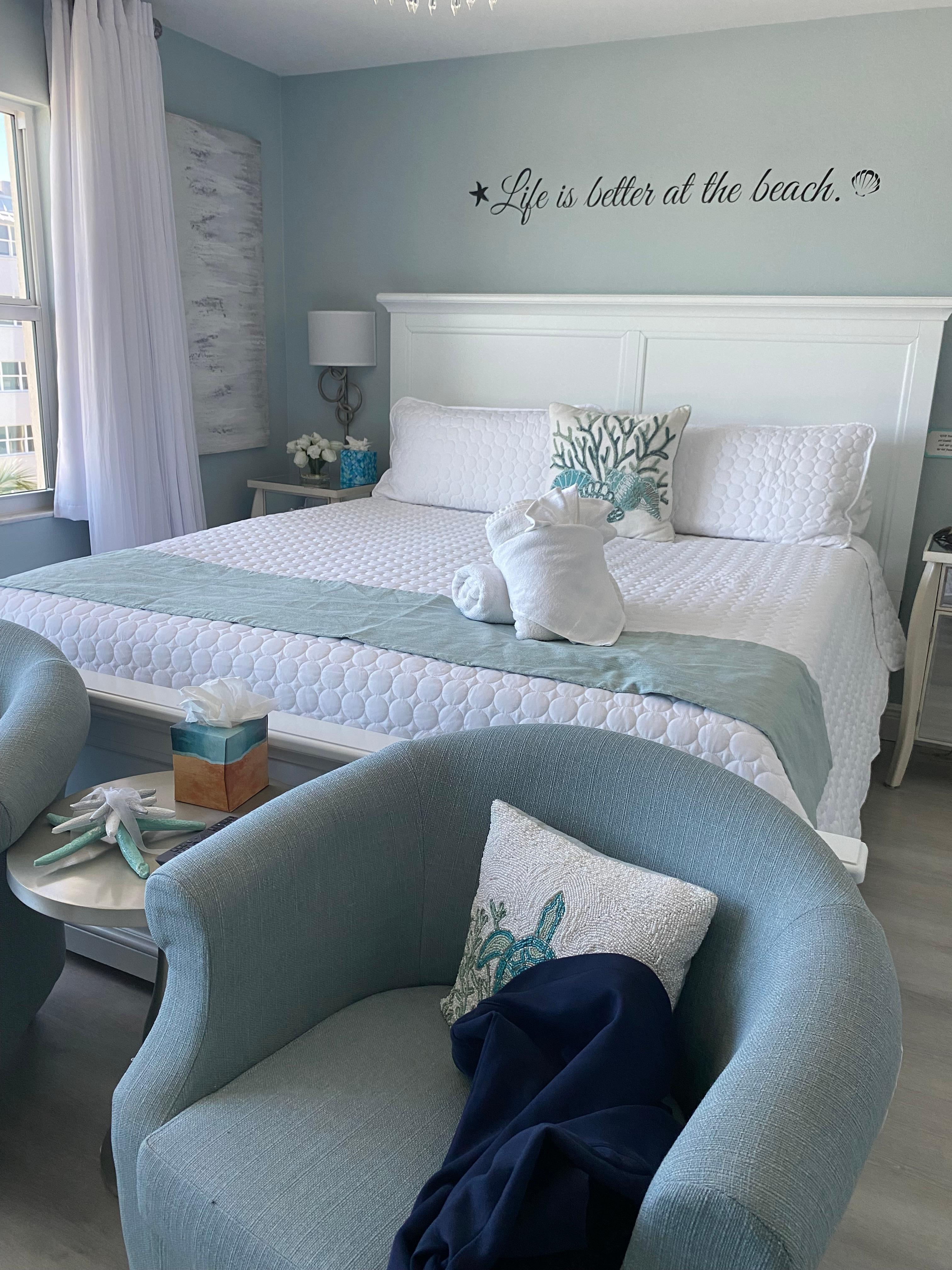 Bed was comfortable and u can walk right onto the lanai from the bedroom!