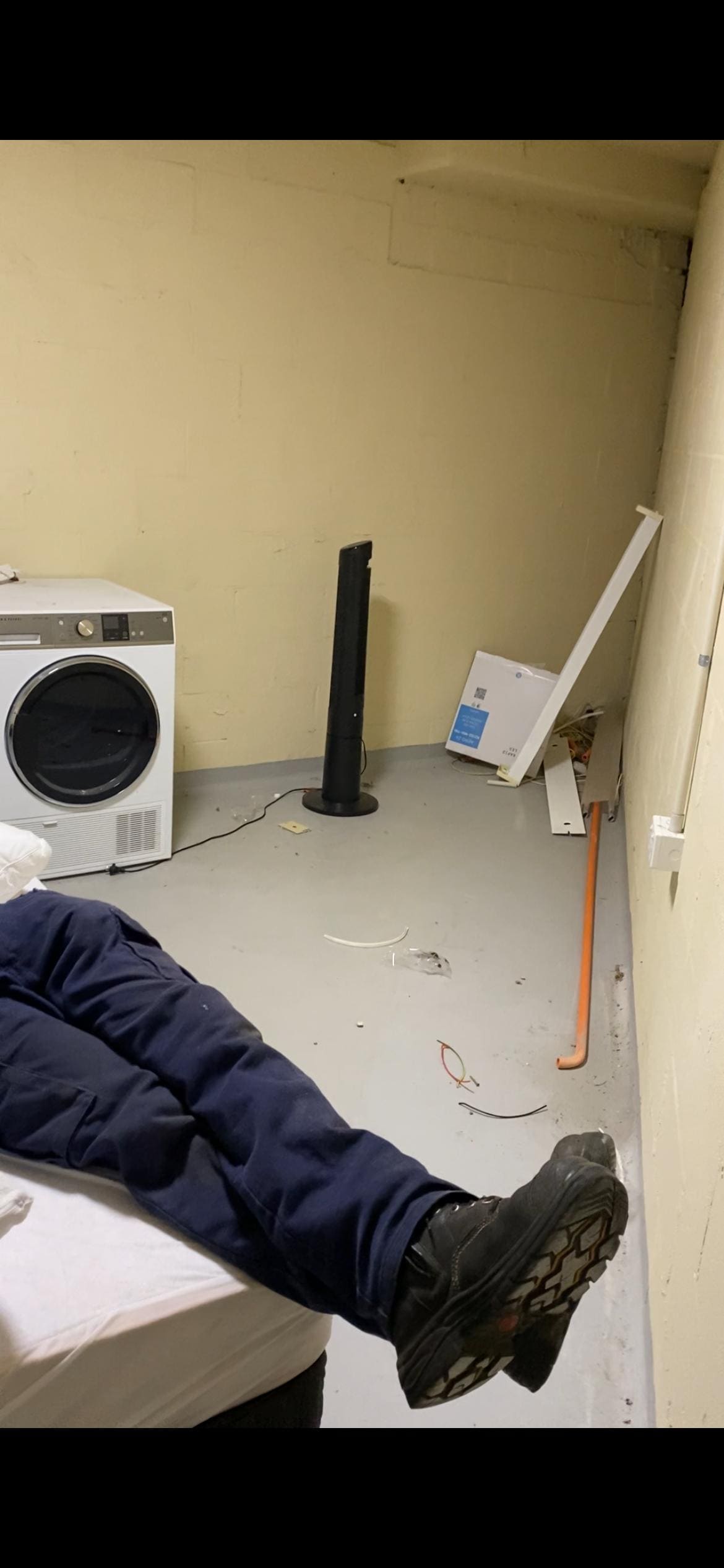 Wiring and rubbish on the ground