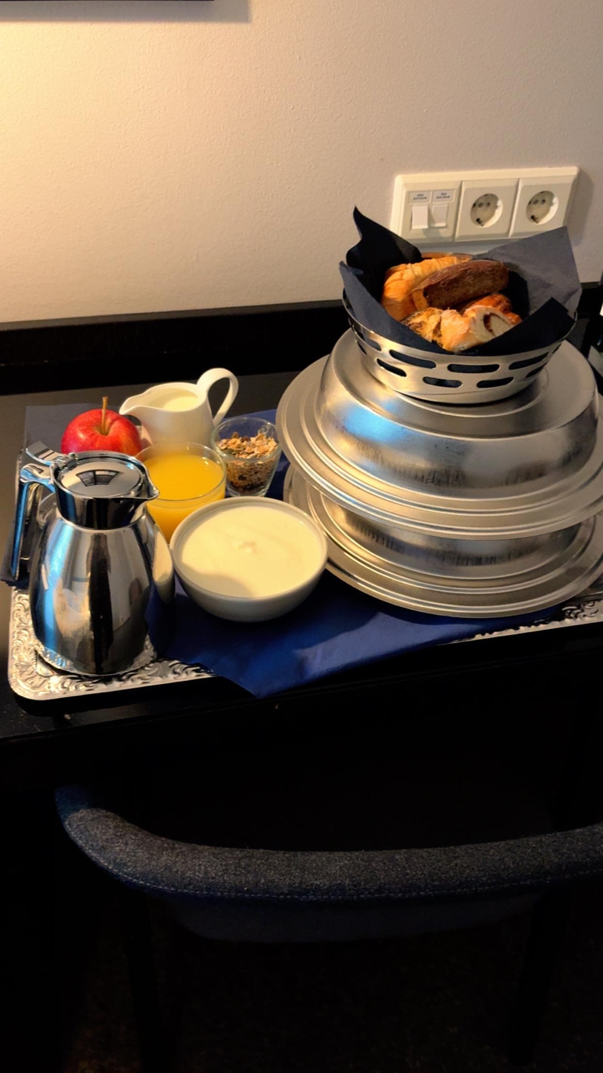 Smidigt att få frukost till rummet. 