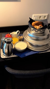 Smidigt att få frukost till rummet.