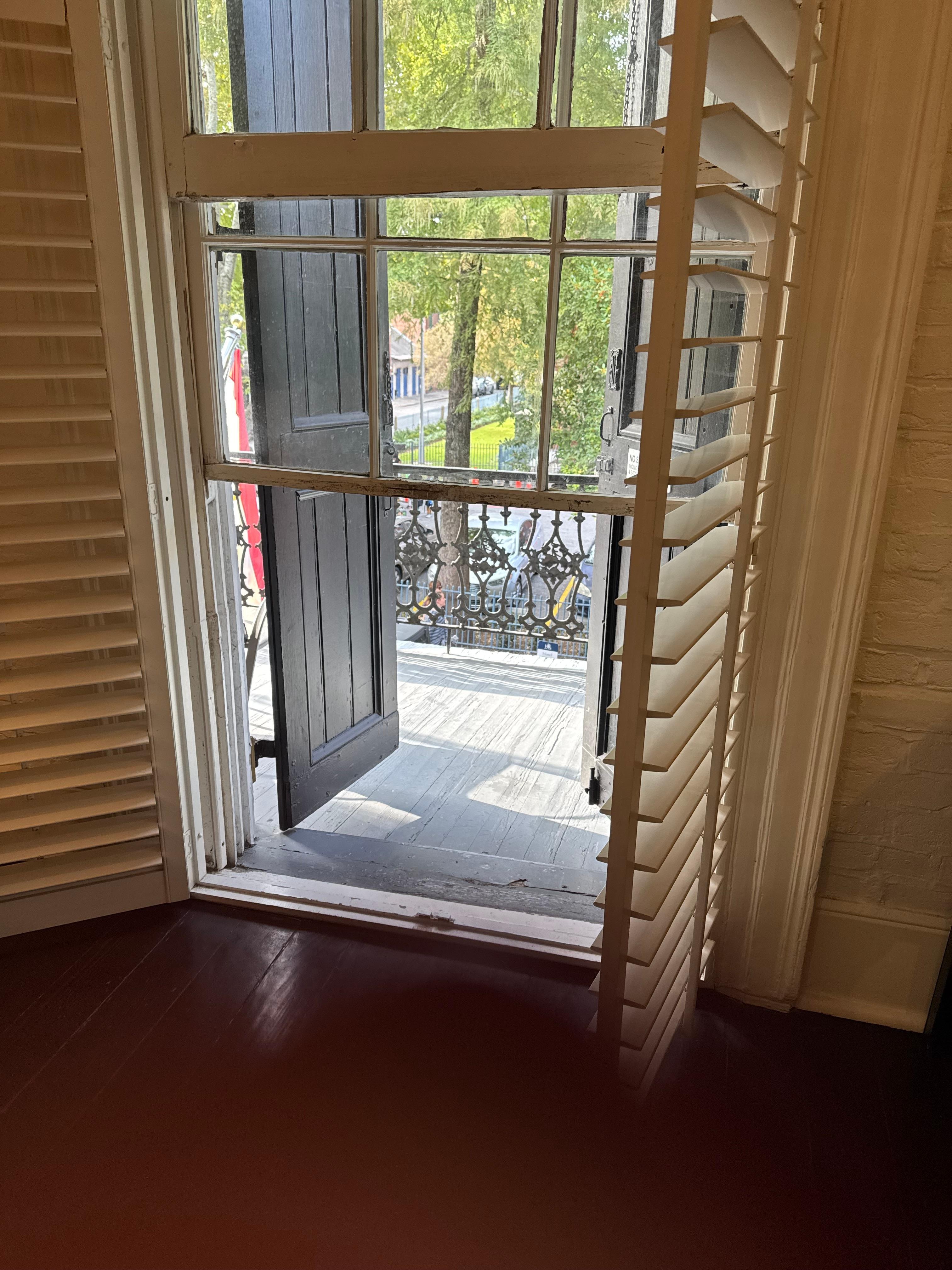 Window to the balcony 