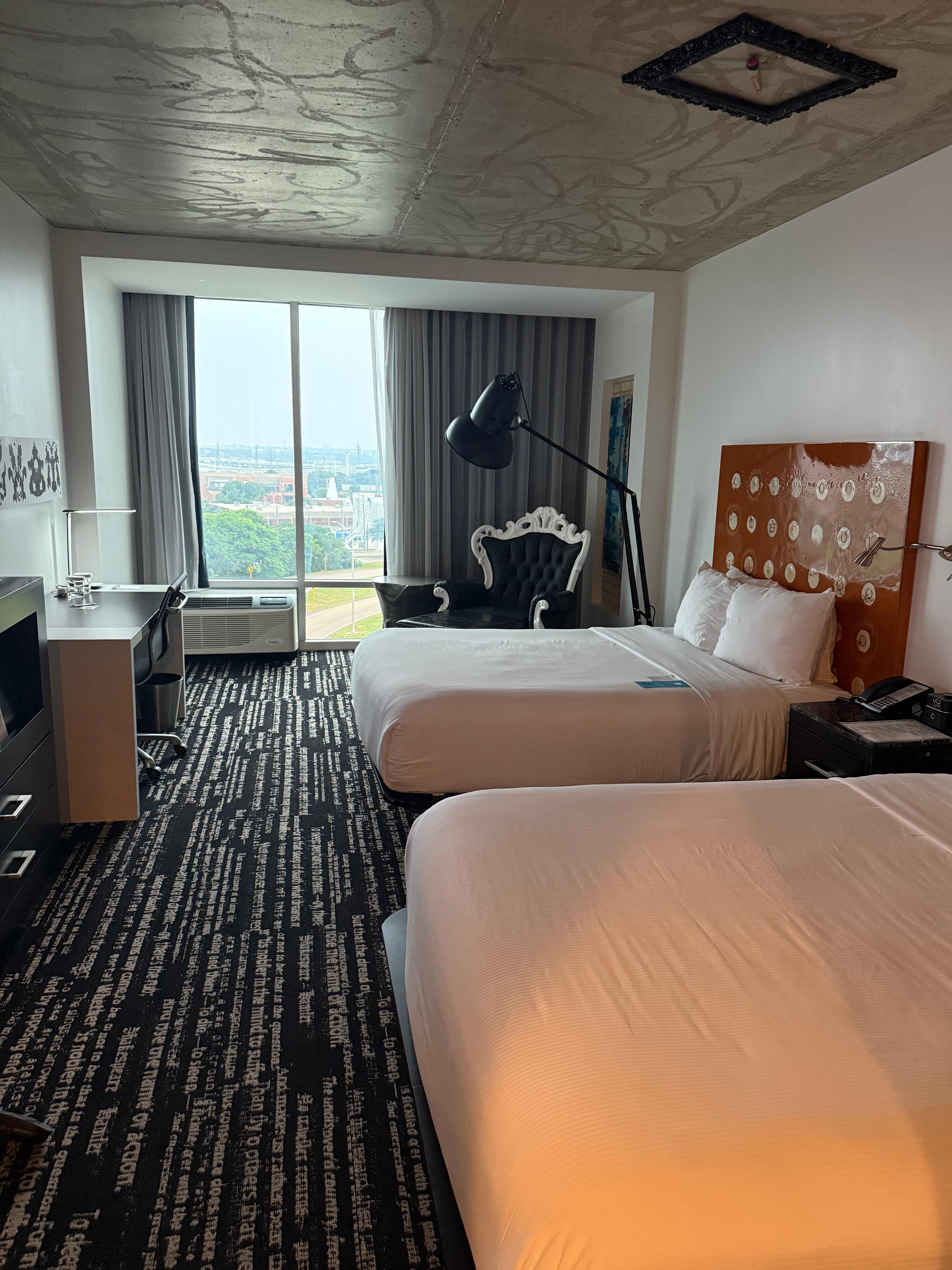 Queen room