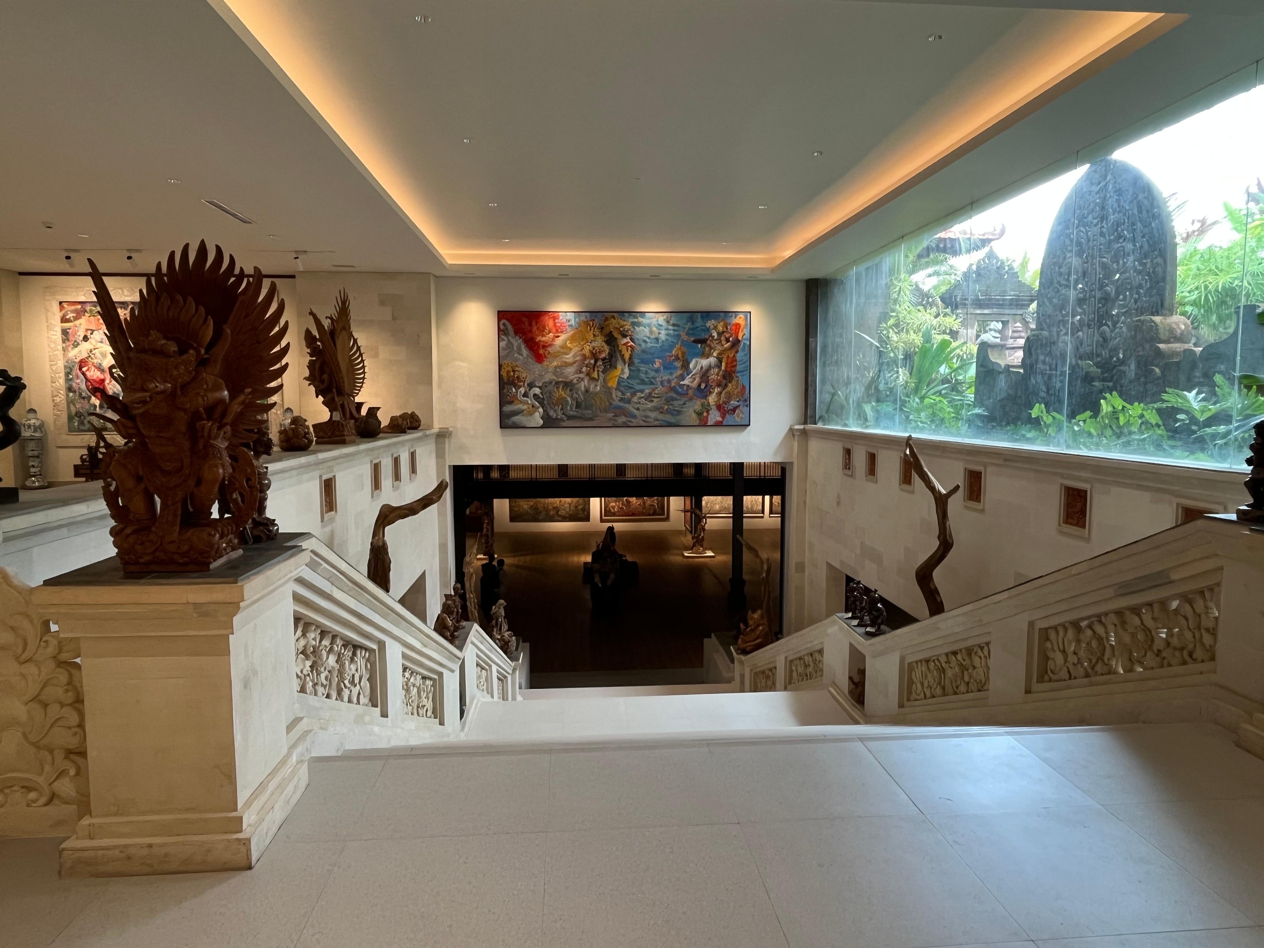 自由に入れる美術館があります。とても広い。