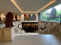 自由に入れる美術館があります。とても広い。