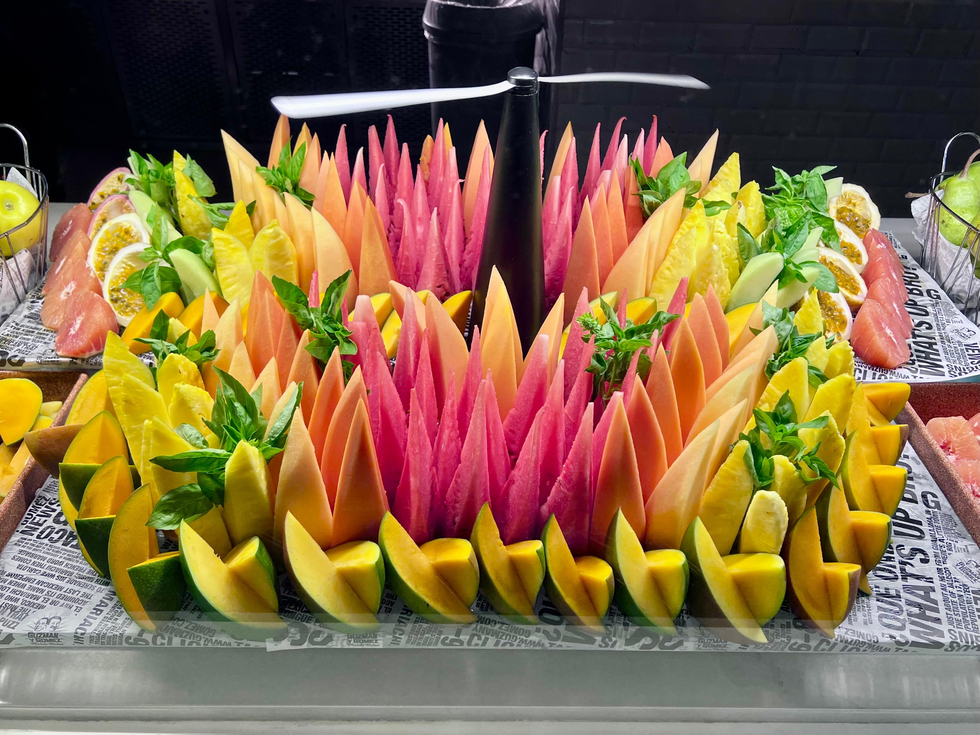 Deliciosa variedad de frutas frescas en el bufé de desayuno y almuerzo. 