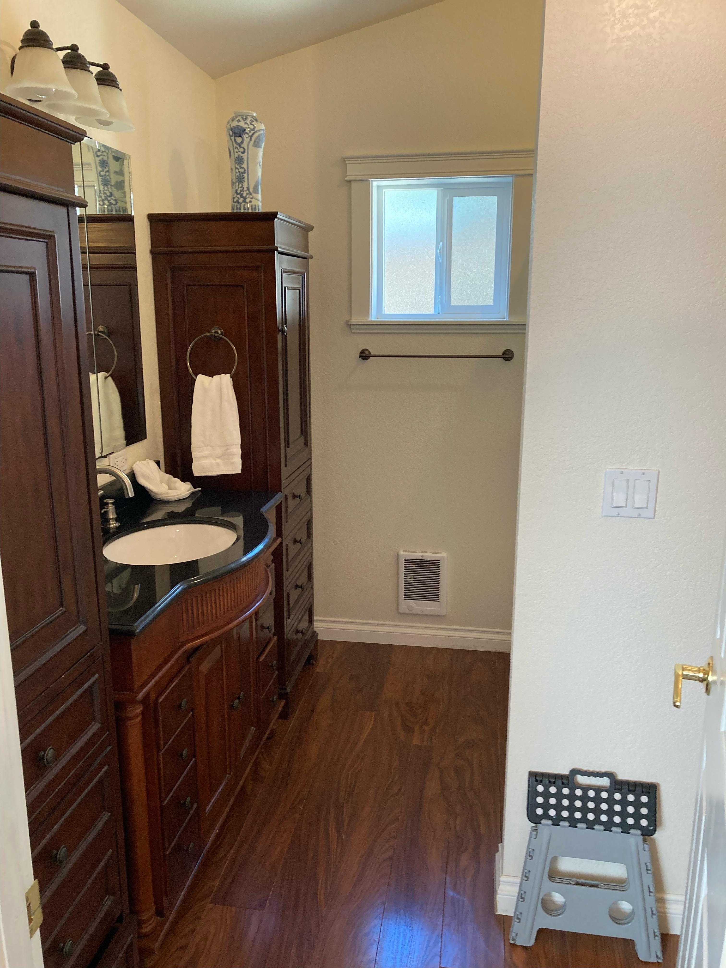 Main bathroom 