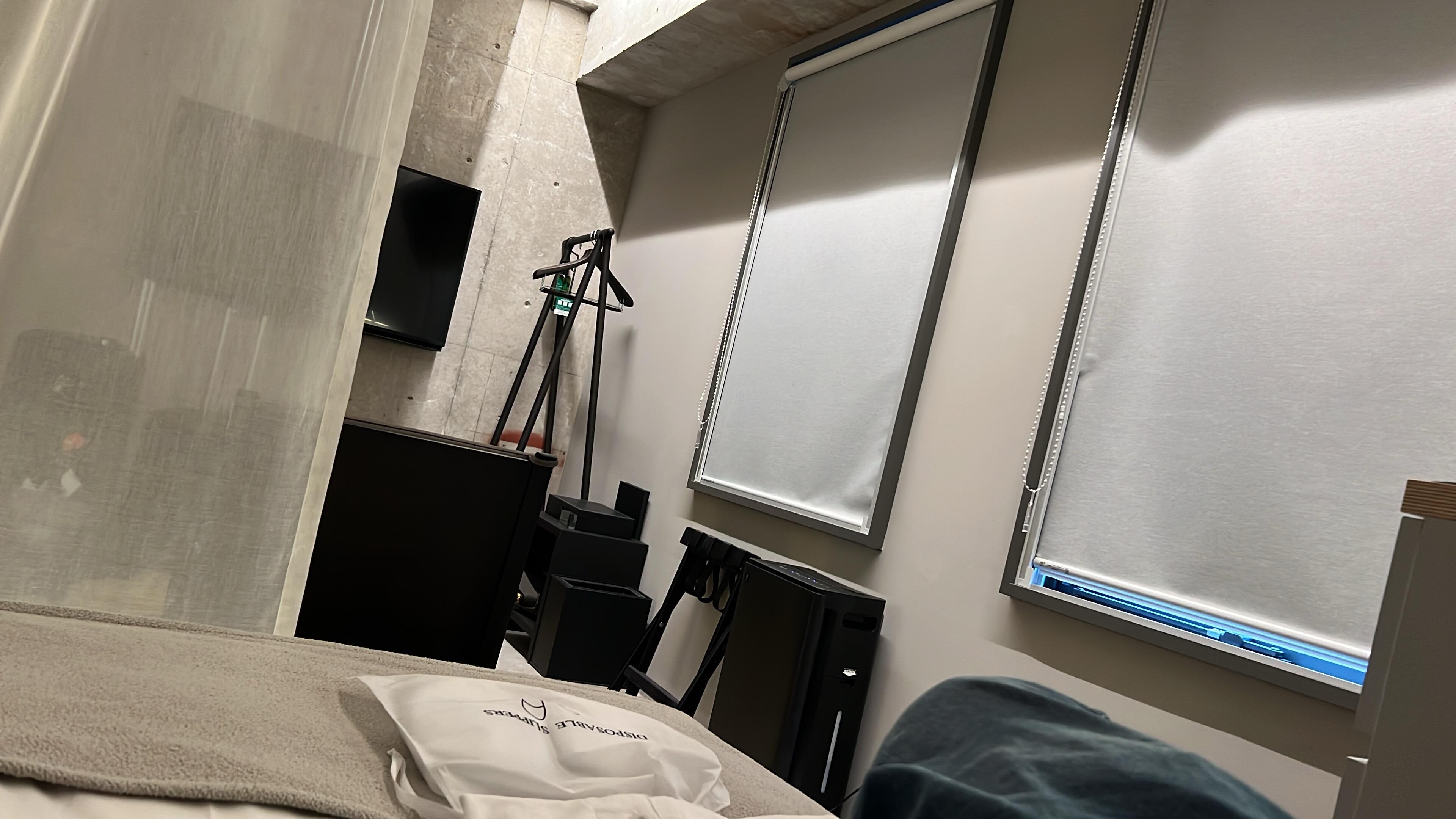 Industrialister design med bra möbler, sedan är det personlig fråga om det är vad man har referens för. För mig når det upp till mina krav för ett bra hotel. Väldigt ny i hotelmarknaden.