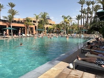 Voici la piscine oĂč je faisais bronzer, tout en picolant mes mojito