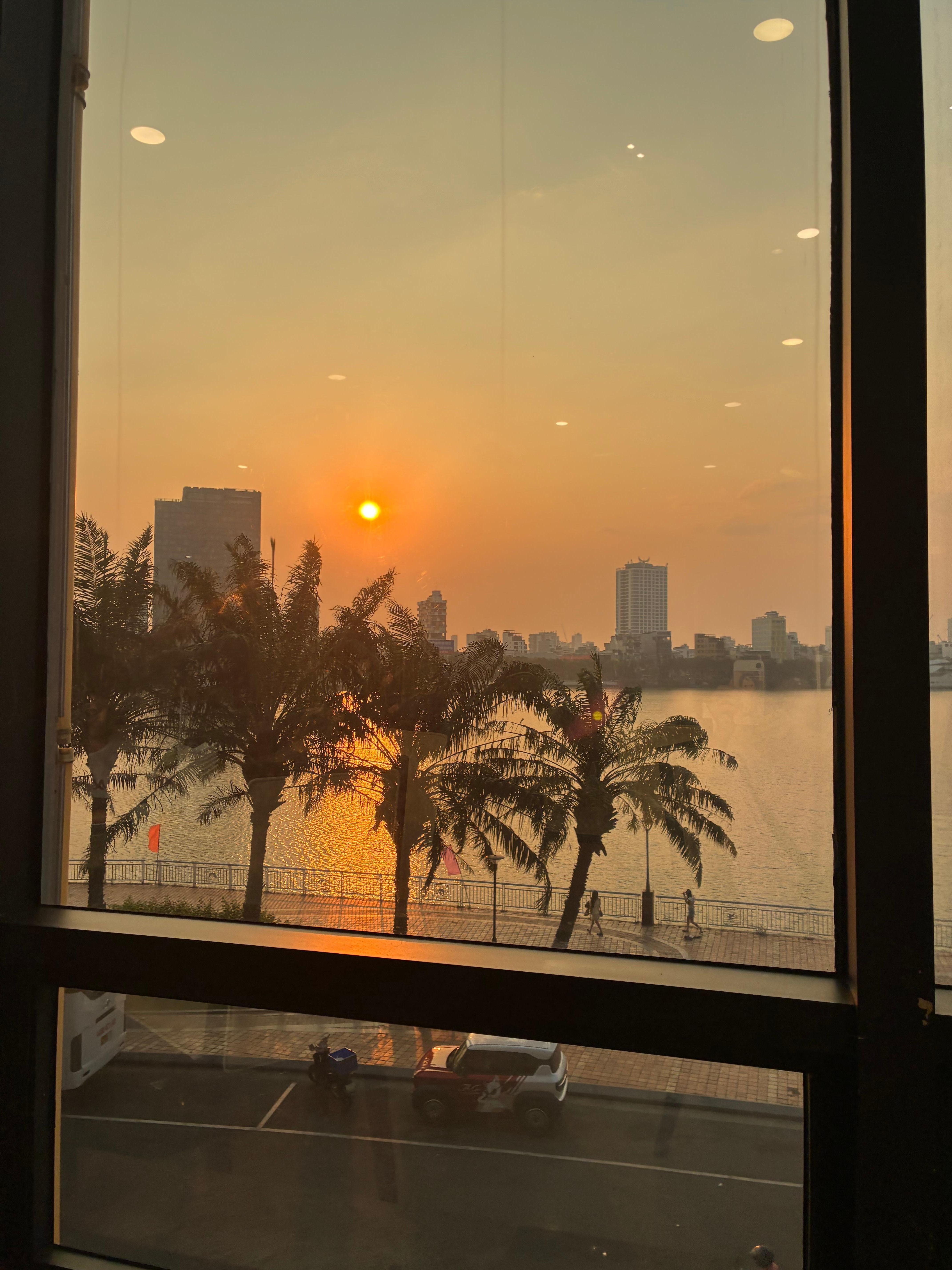 朝食会場から綺麗な朝焼けが拝めます