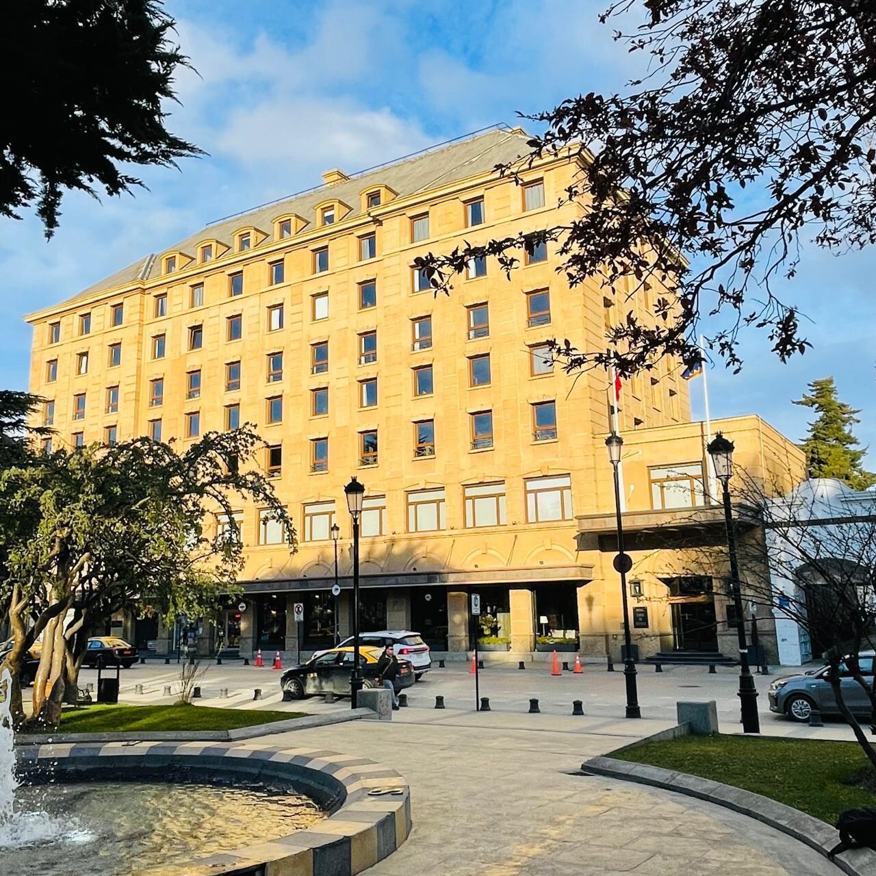 Fachada do hotel vista da Plaza de Armas