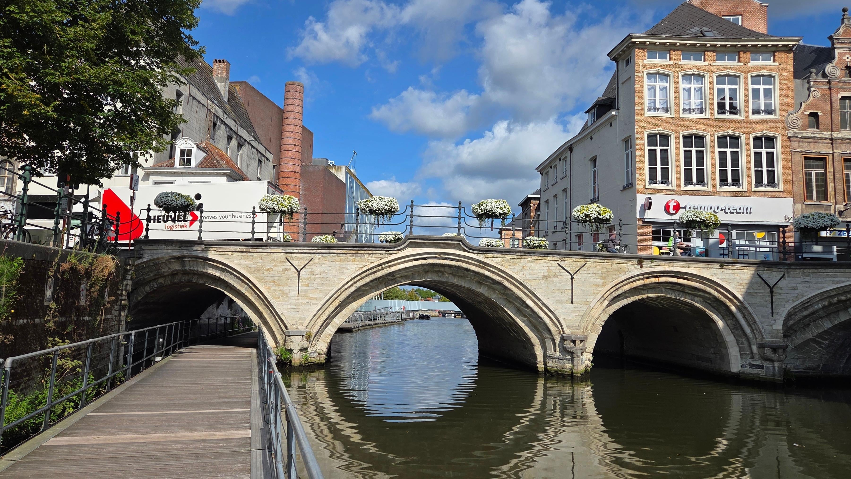 Steek van de Vismarkt de voetgangersbrug over en scherp naar links het Dijlepad op