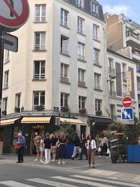 Rue Daguerre is just a couple of blocks away. Beautiful area with shops, charcuterie, cheese, wine, fresh produce and multiple little local restaurants to enjoy the summer in the terrace.