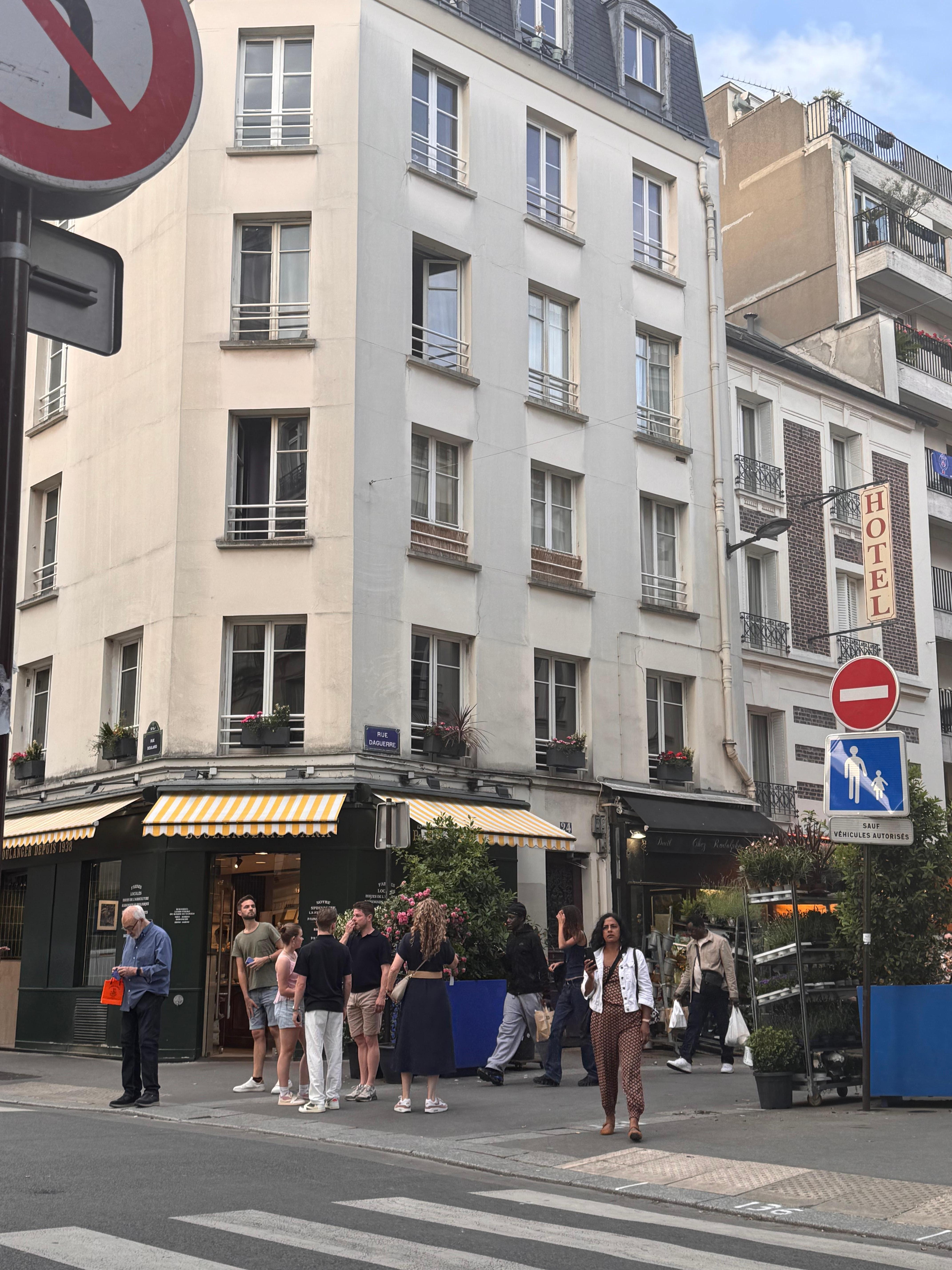 Rue Daguerre is just a couple of blocks away. Beautiful area with shops, charcuterie, cheese, wine, fresh produce and multiple little local restaurants to enjoy the summer in the terrace.