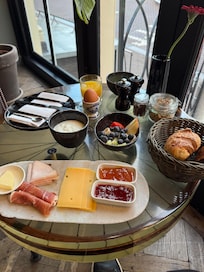 The breakfast before they brought the tiny pancakes