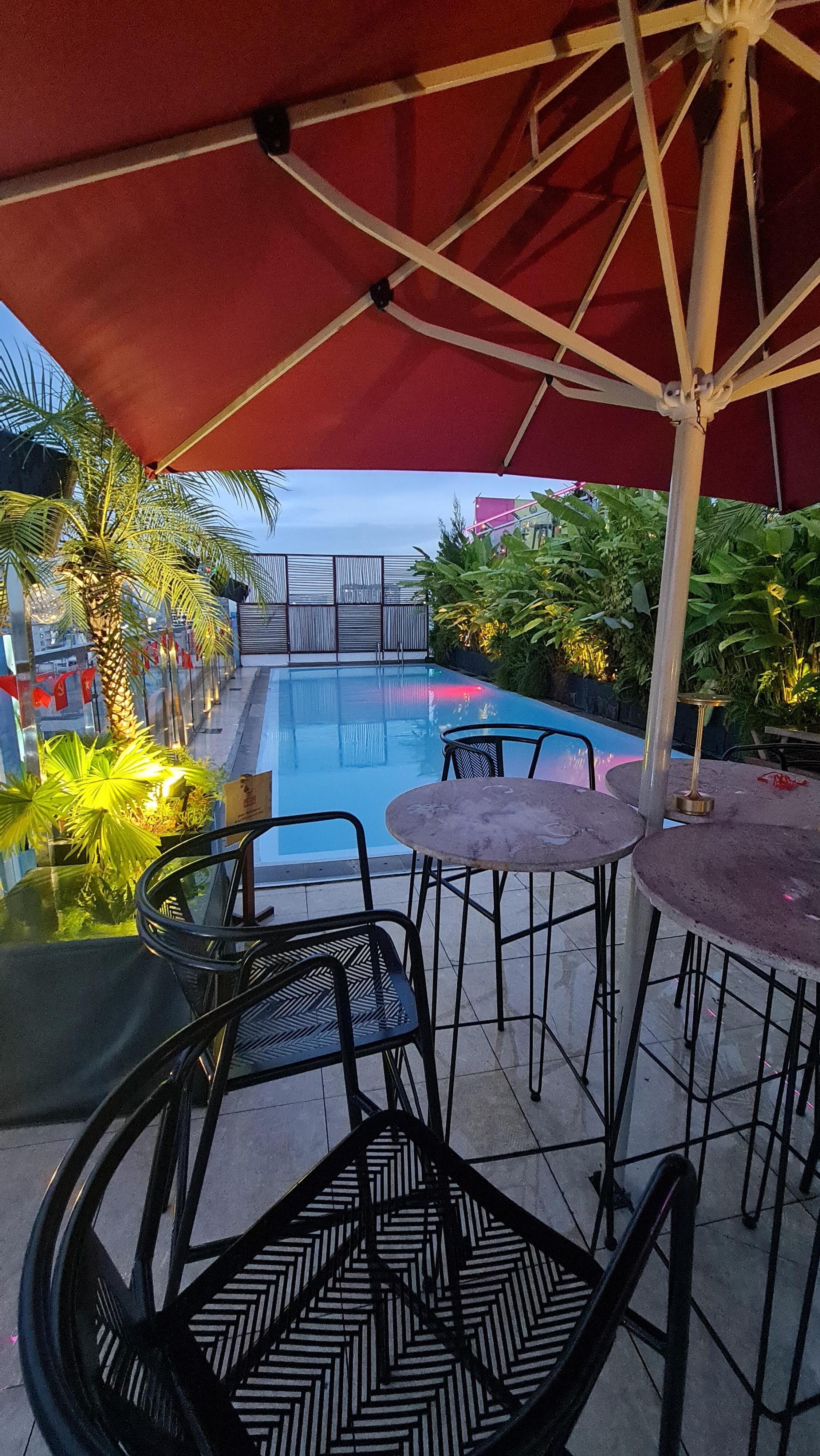 
Roof top pool