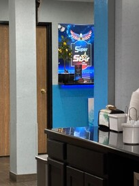 Breakfast room into lobby