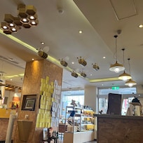 ホテル内には蜂をモチーフにしたインテリアや雑貨があってユニークな感じでした。