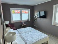 Drei Schlafzimmer mit Fernseher