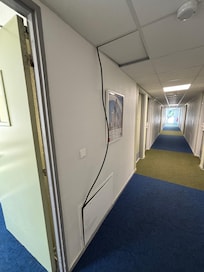 Cable électrique qui pend dans le couloir