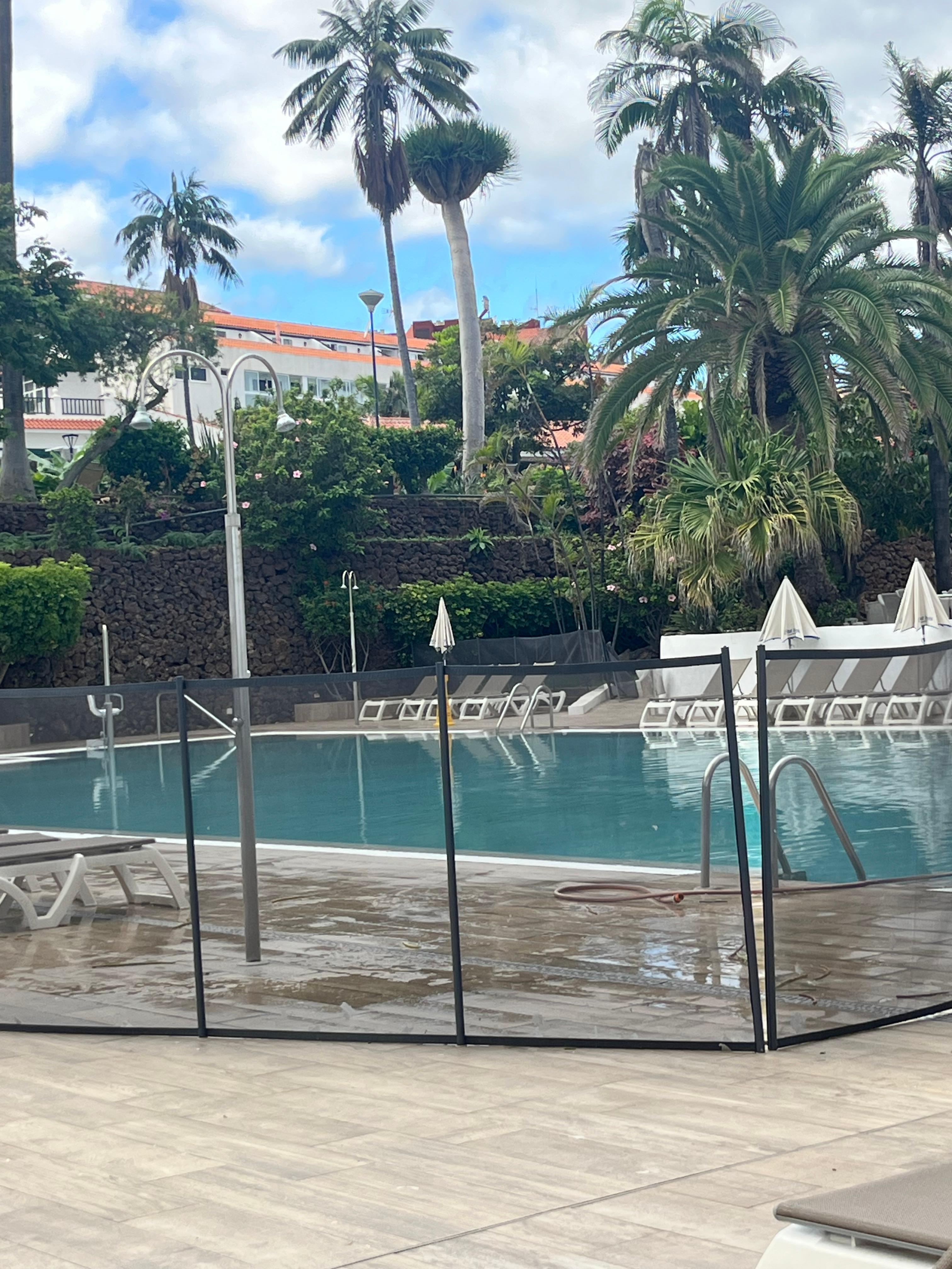 Dejligt poolområde, men plaget af høj musik fra baren og instruktører som prøvede at aktivere gæster, uden held . Resultatet: larm