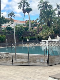 Dejligt poolområde, men plaget af høj musik fra baren og instruktører som prøvede at aktivere gæster, uden held . Resultatet: larm