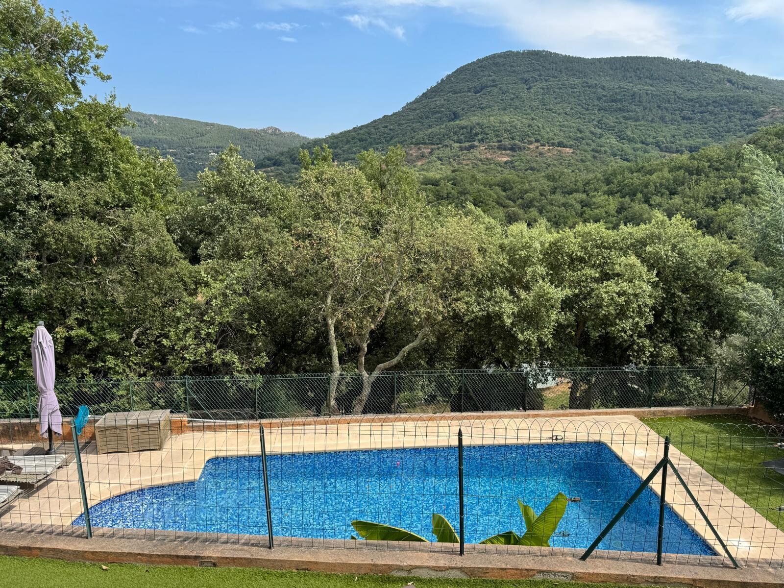 La piscine sans vis à vis avec cette vue époustouflante. 