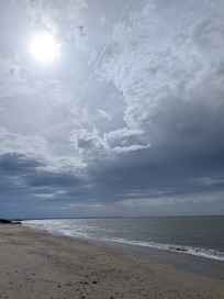 Grande plage, tournés vers la pointe