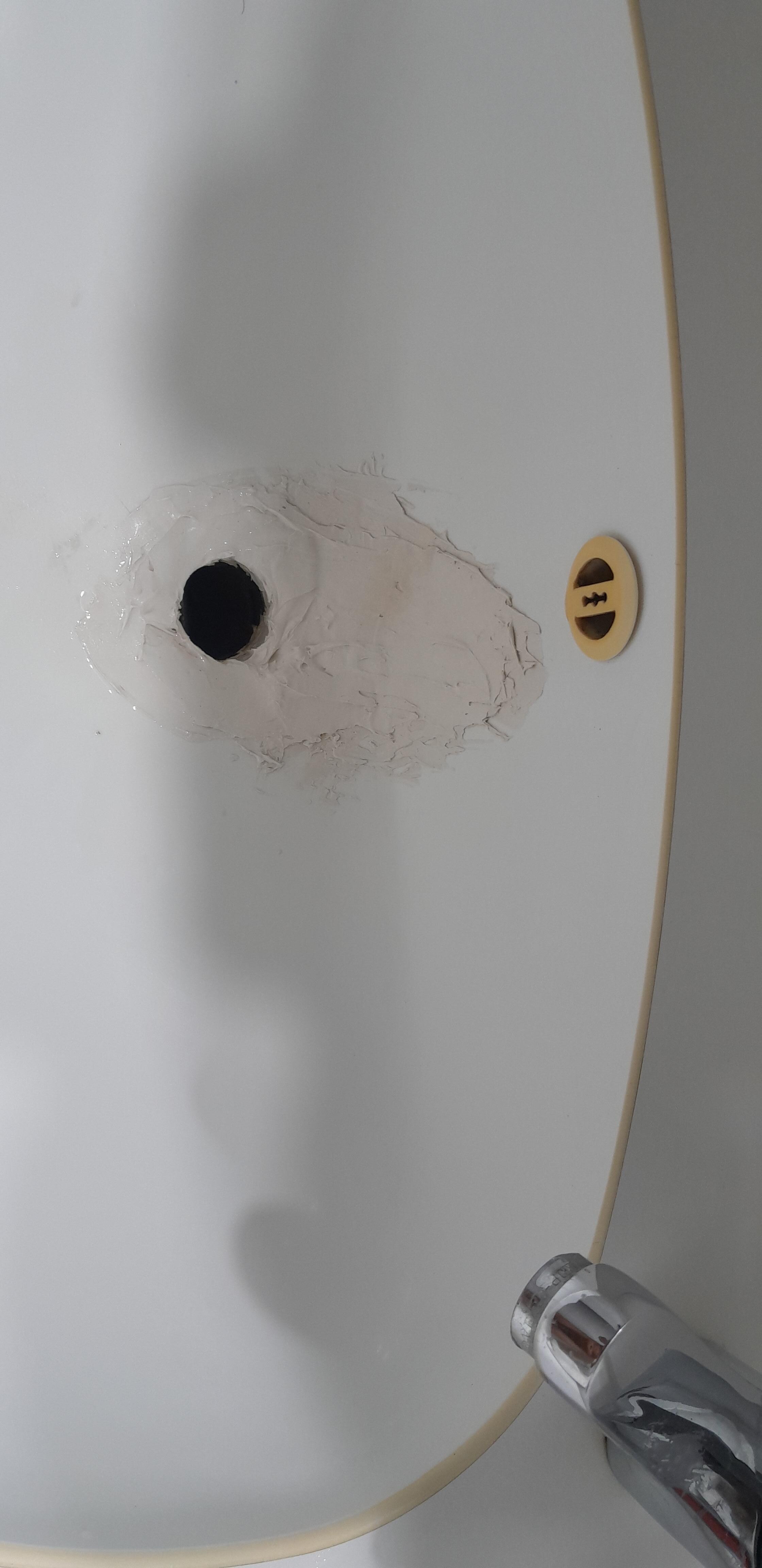 Vasque lavabo vetuste et mastiquée