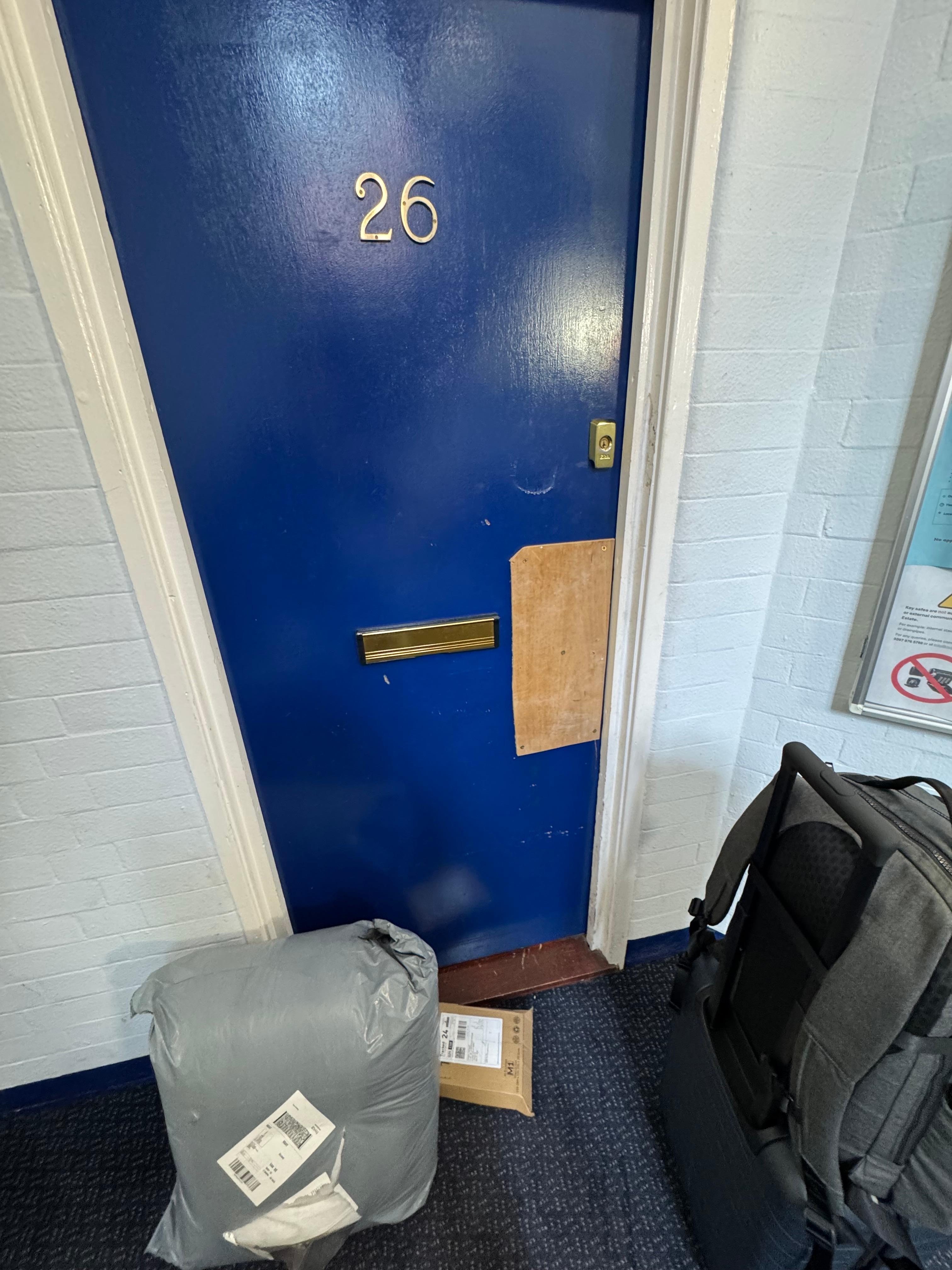 The main door has no handle hence very difficult to close the door