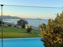 Blick aus einem der Zimmer auf Strand/Meer