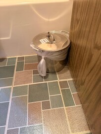 Toilet paper can