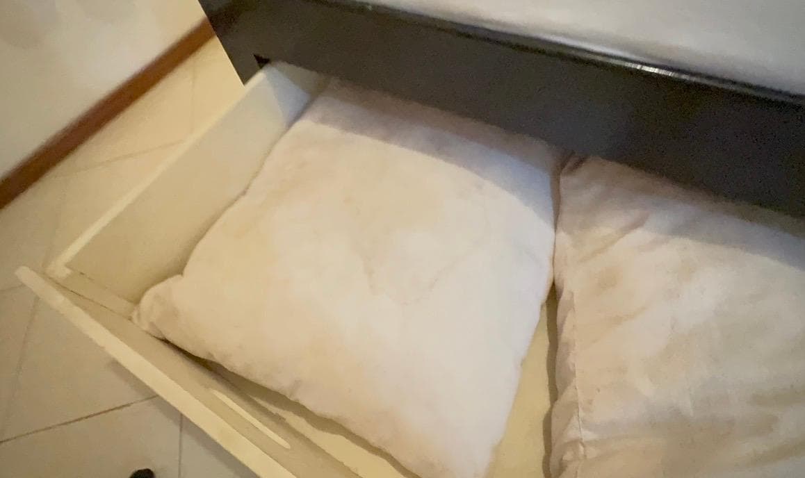 곰팡이 핀 여분 침구류