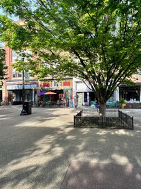 10 minutes from Market Square with many options for local food. So yummy!