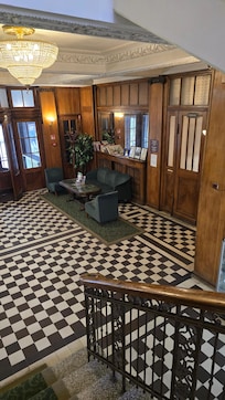 Холл отеля. К сожалению, не сфотографировала все минусы в номере, особенно в ванной. Входная дверь тоже потрескавшаяся.