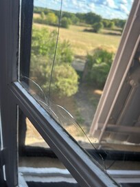 Kaputtes Fenster mit Klebeband repariert