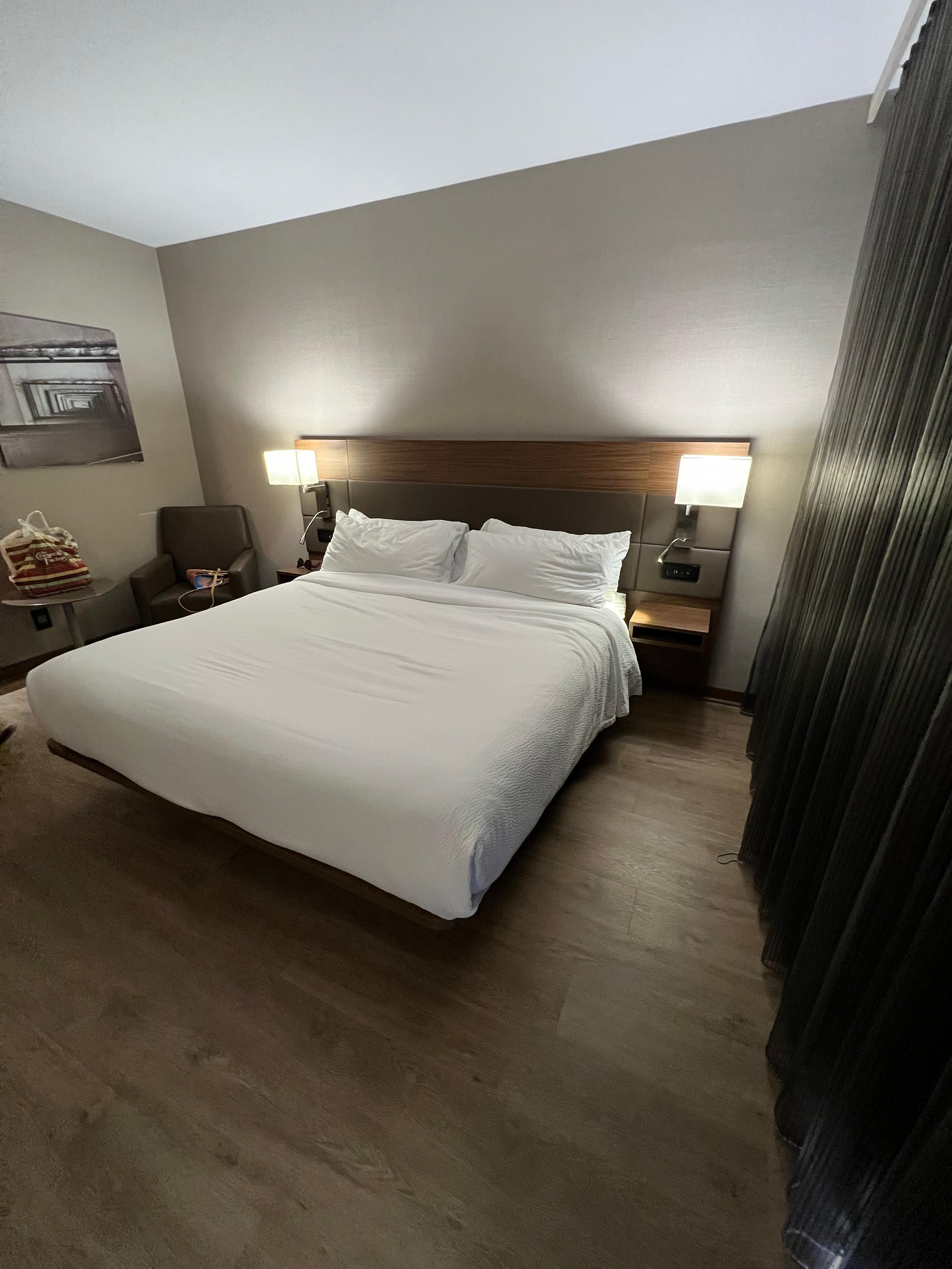 King size bed, pillows were super soft. 