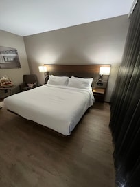 King size bed, pillows were super soft.