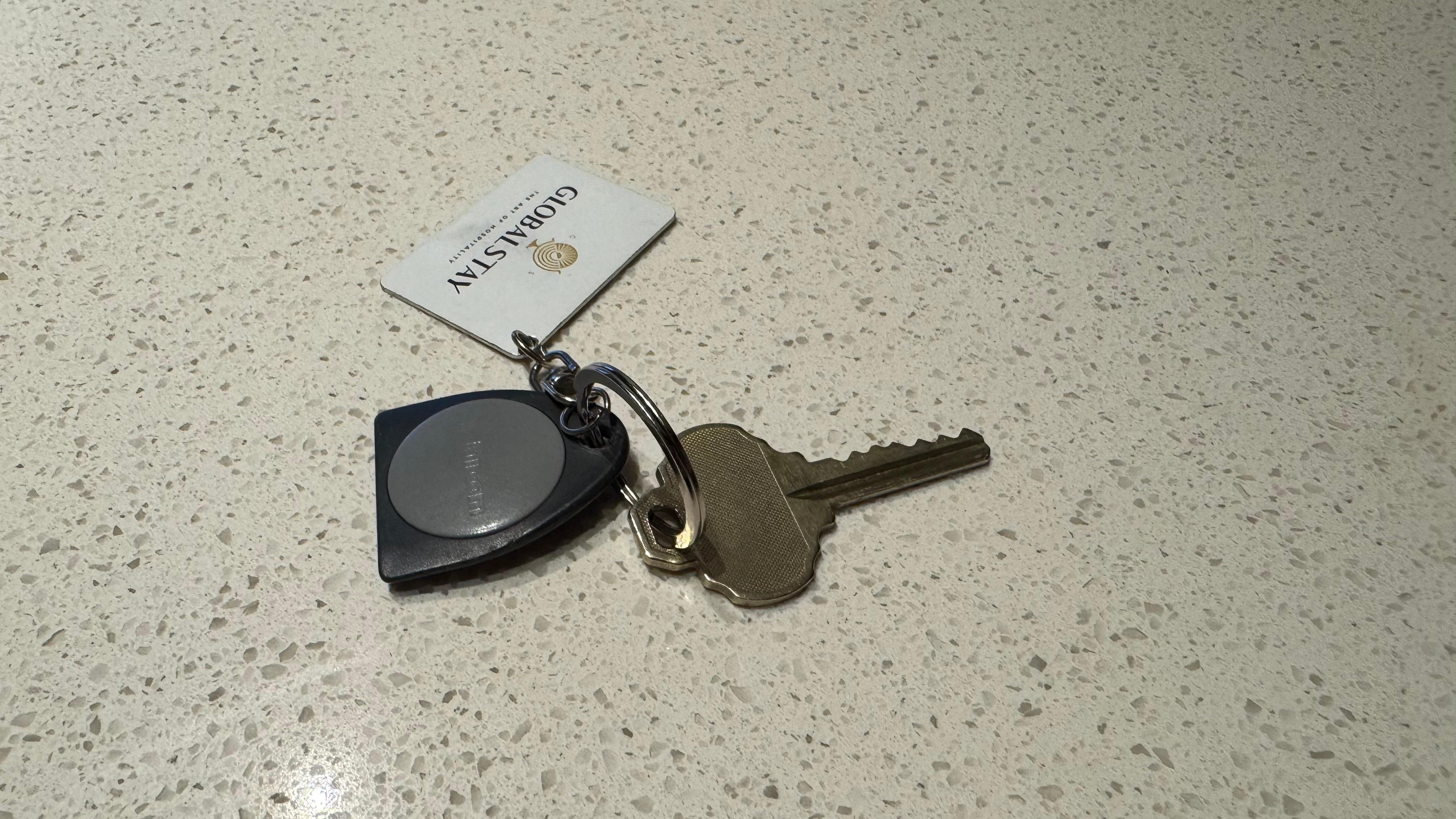 Clef qui ne donne pas accès au stationnement . Juste porte piéton