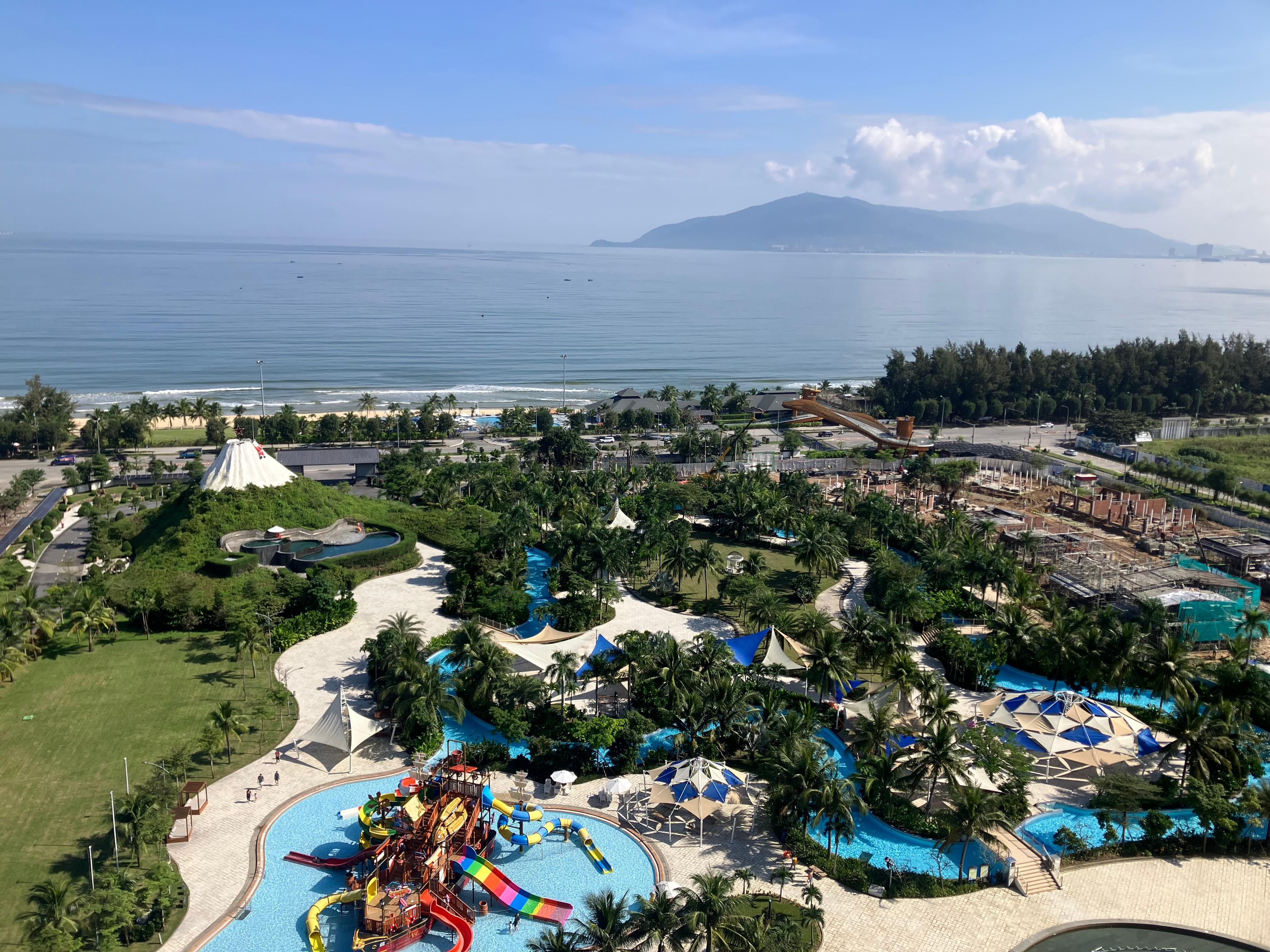 15Fからのホテルプール景色