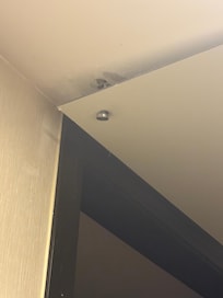 Una gotera al segundo día , arreglaron el problema y a las 2hrs. Pasó lo mismo , nos cambiaron de habitación,