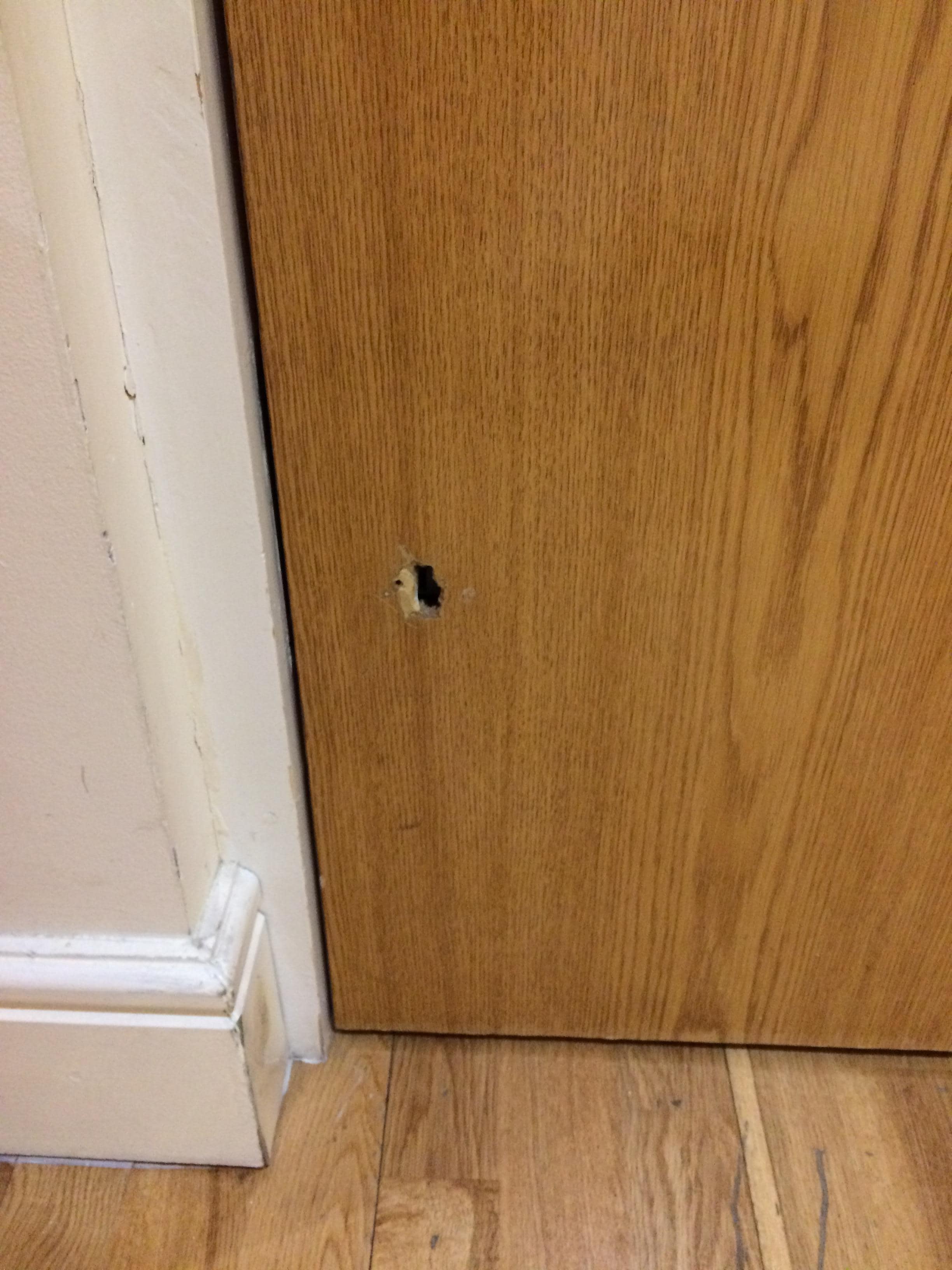 Loch in der Wohnungstür