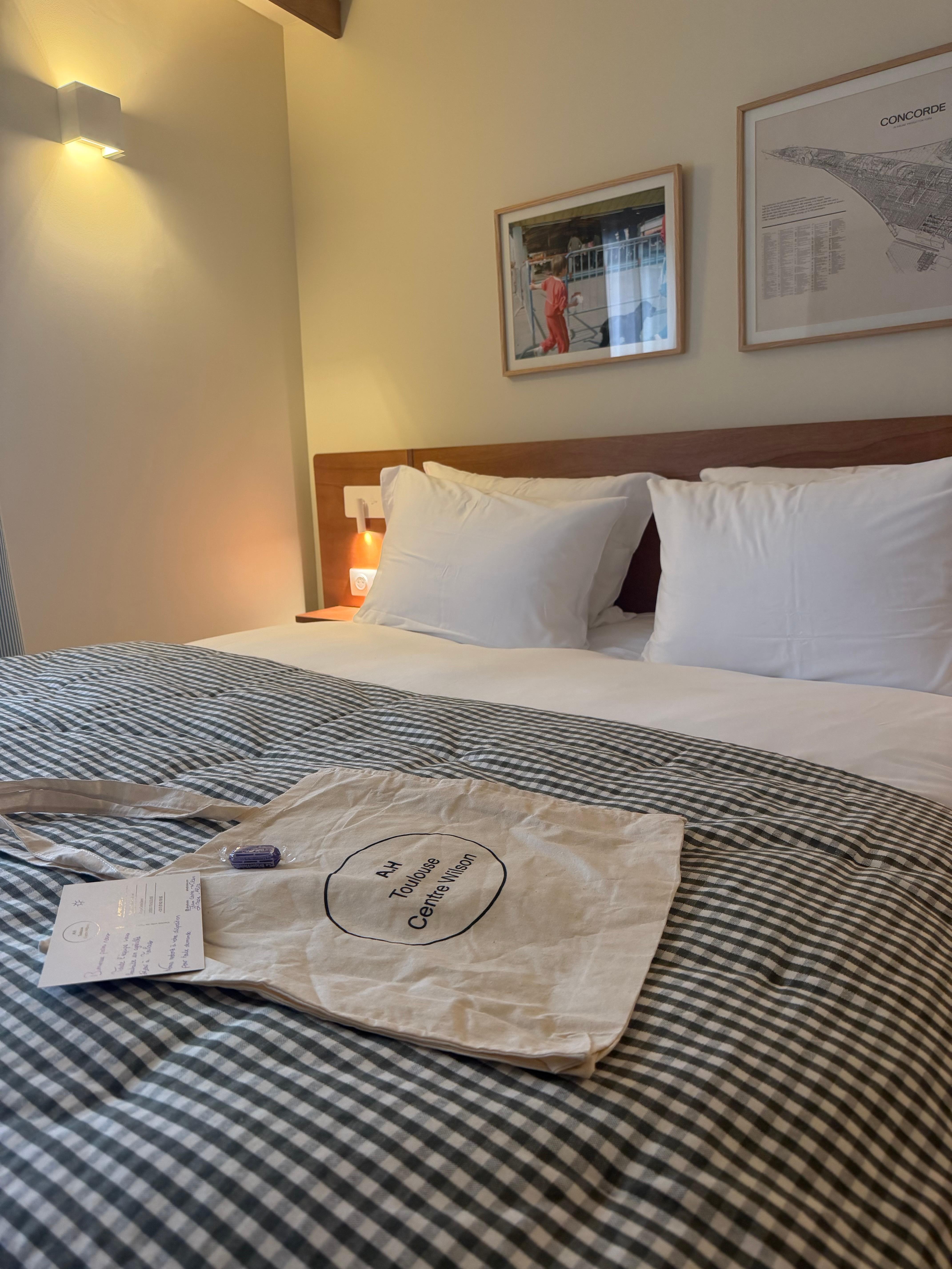 Bed with a Tote bag gift