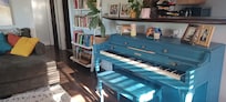 Love the blue piano and surf-board countertop!