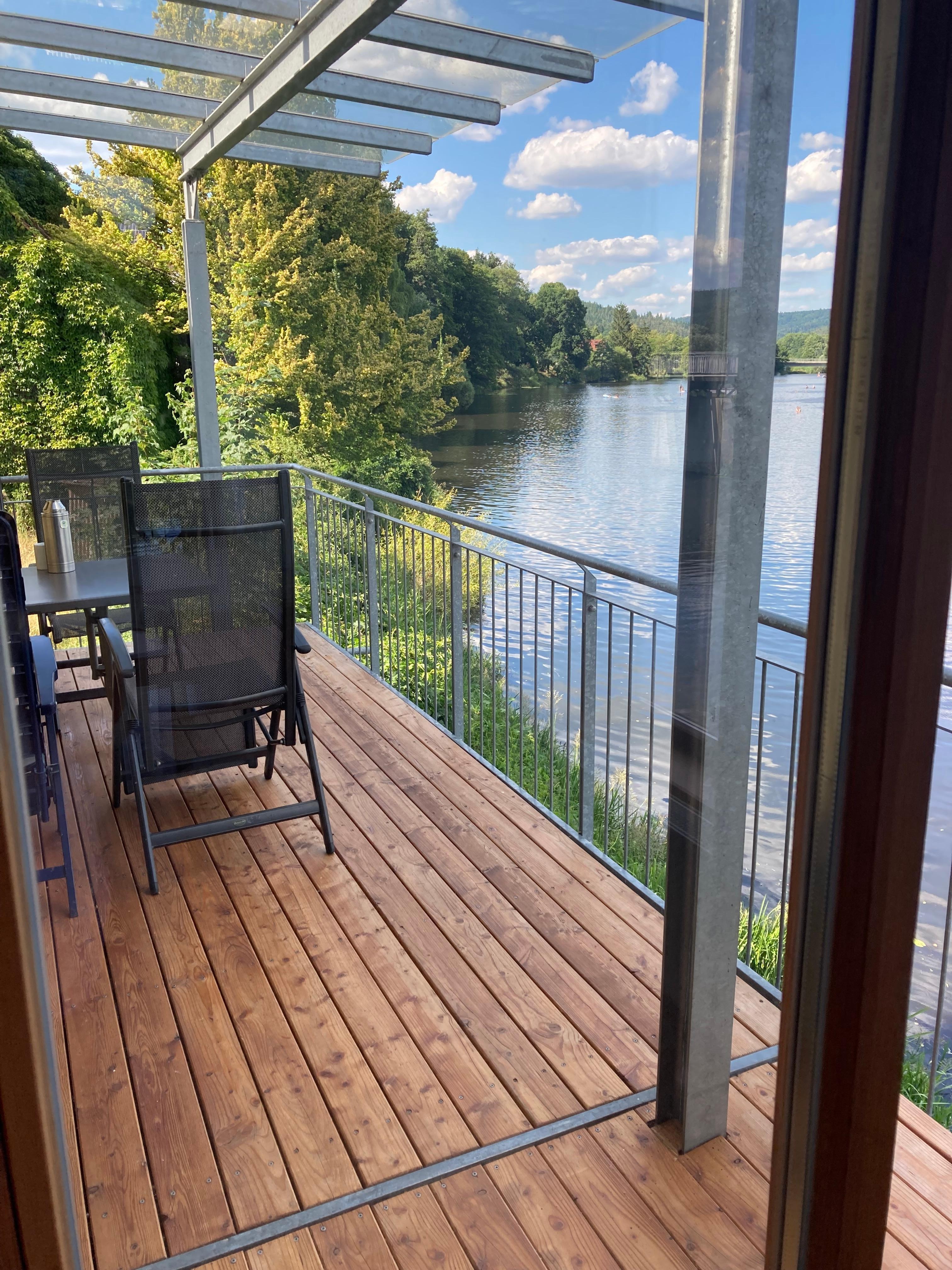 Der geräumige und überdachte Balkon - auch Markise und Stuhlauflagen fehlen nicht