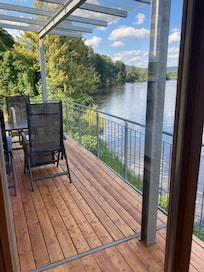 Der geräumige und überdachte Balkon - auch Markise und Stuhlauflagen fehlen nicht