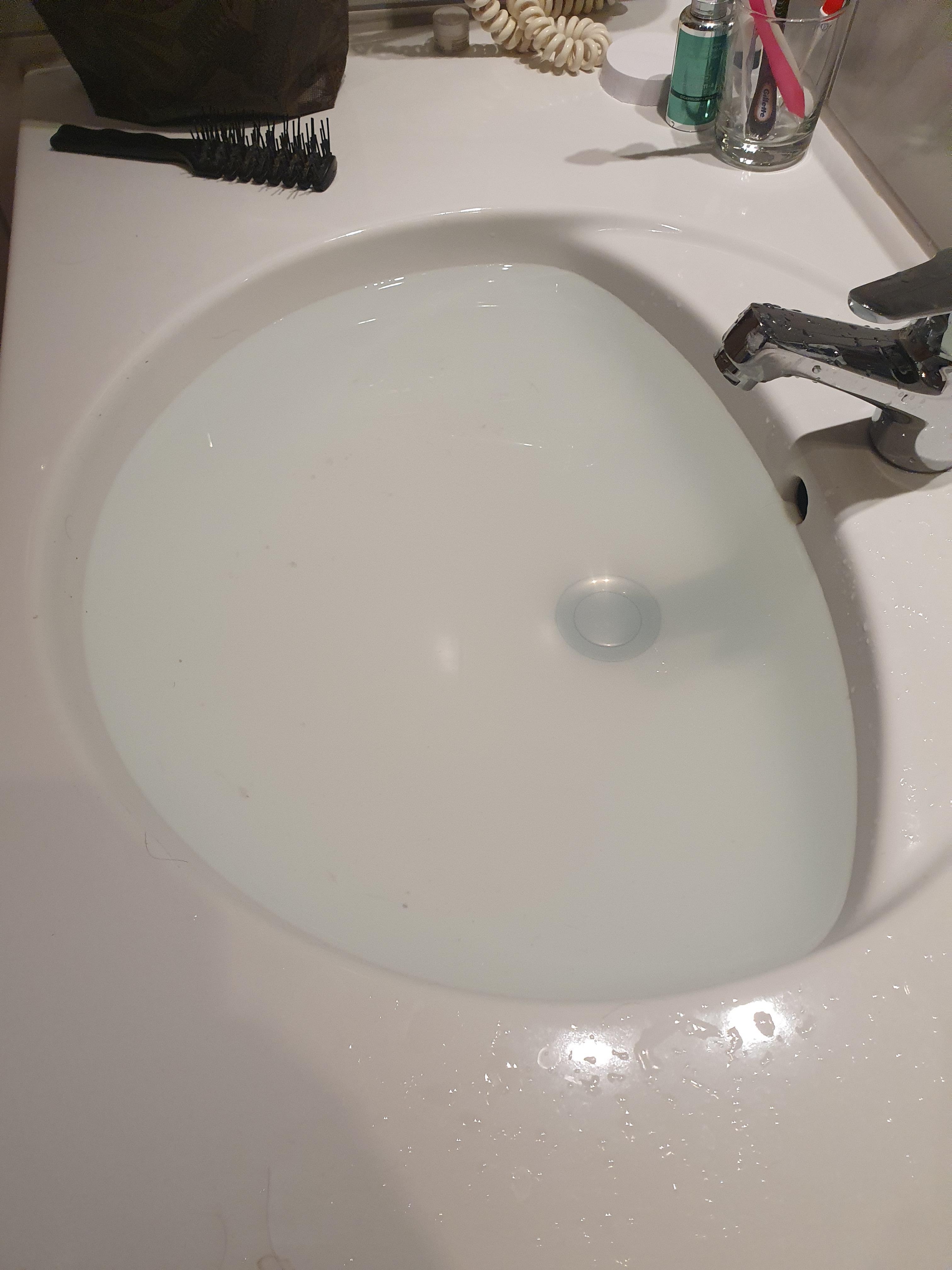 Lavabo otturato e questo per ben due giorni.