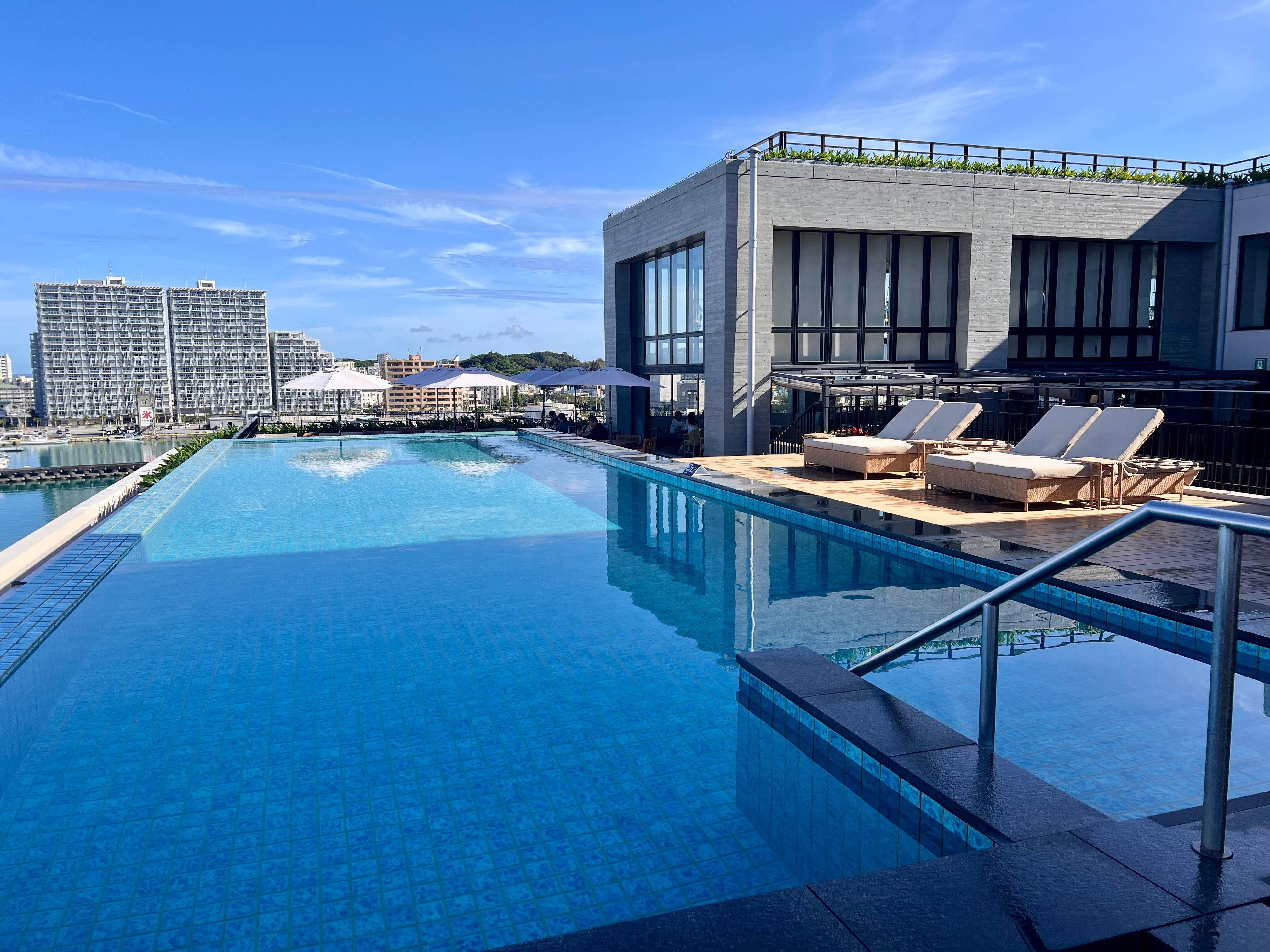 7th Floor Infinity Pool and Breakfast Toom